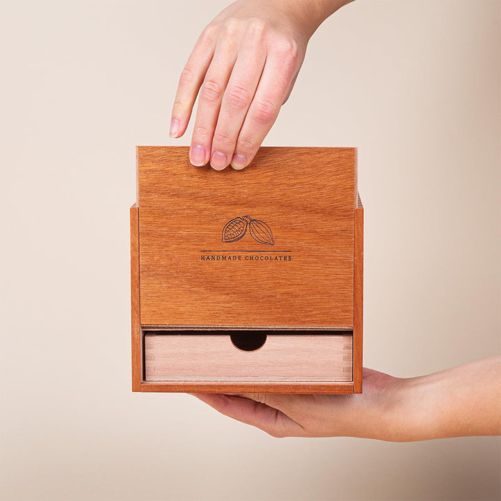 CHOCOLISSIMO Schokolade Geschenk - 30 Edle Pralinen in Holzbox - Weihnachtssüssigkeiten - Geschenk z