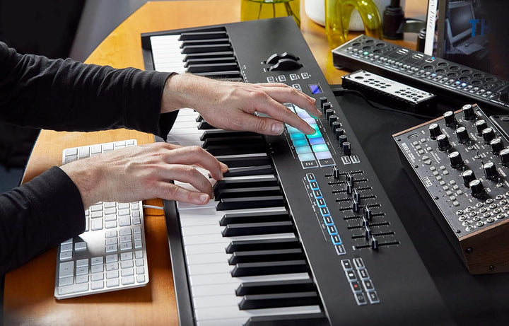 Novation Launchkey 88 [MK3] - Premium-MIDI-Controller-Keyboard mit 88 Tasten für die ausdrucksstarke