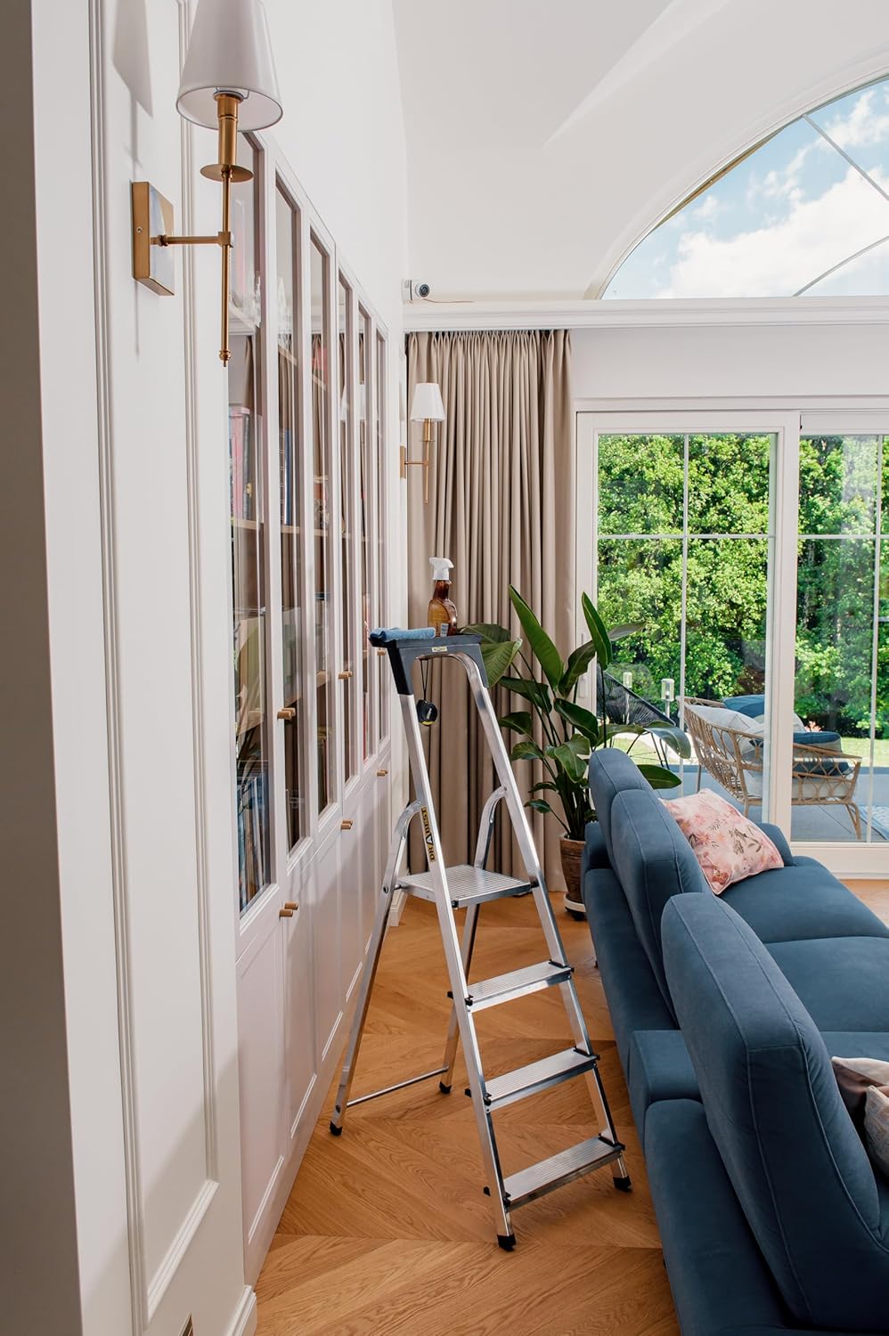 DRABEST Aluleiter mit Ablage, Stehleiter 4 Stufen, Trittleiter bis 125 kg, Haushaltleiter, Klapptrit