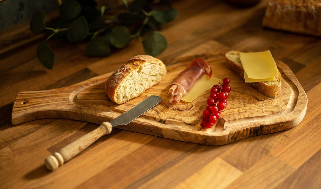 Benera Oliveholz Schneidbrett Küchenbrett 45cm mit Griff und Saftrille auch zum Servieren und Anrich