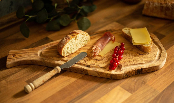 Benera Oliveholz Schneidbrett Küchenbrett 45cm mit Griff und Saftrille auch zum Servieren und Anrich