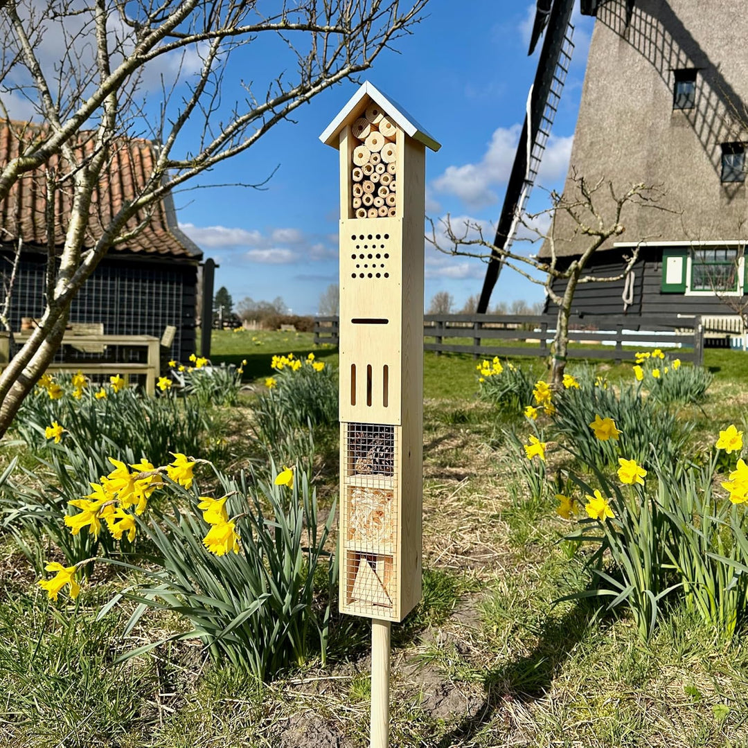 GARTENETAGE Freistehendes Insektenhotel aus Holz mit Erdspiess – Ideal für Wildbienen, Schmetterling