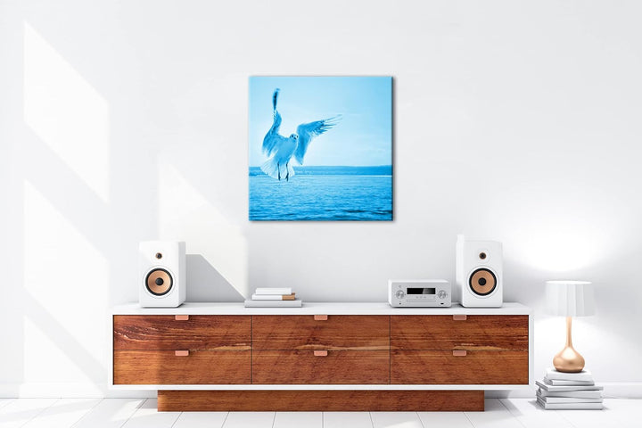 Fliegende Möwe über dem Bodensee im Format: 70x70 Effekt: Zeichnung als Leinwandbild, Motiv auf Echt