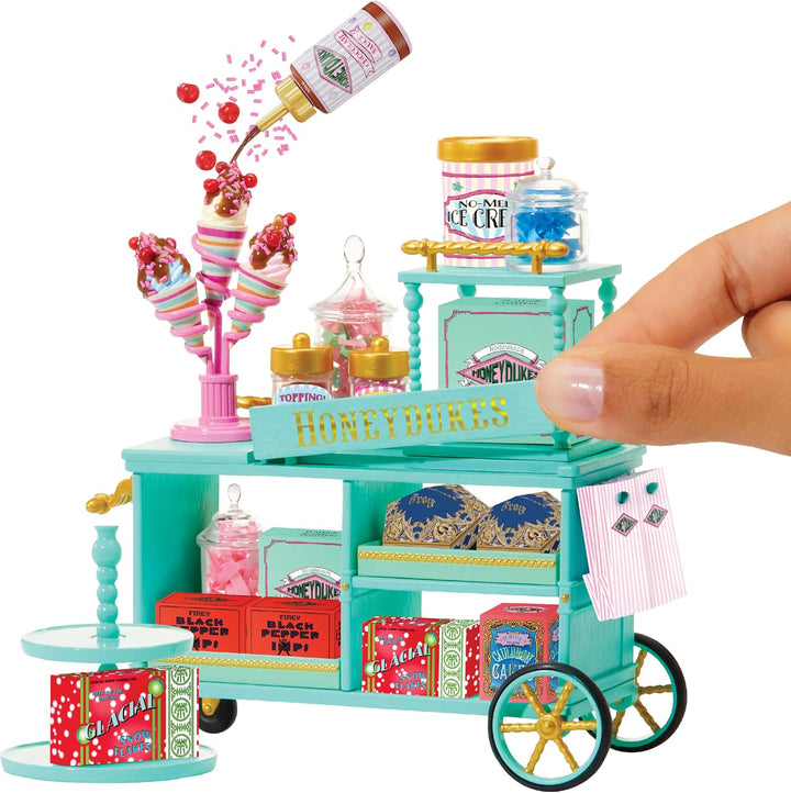 MGA's Miniverse Make It Mini Honeydukes Trolley- Harry Potter Mini-Sammlerstücke, 50+ Teile, Kunstha