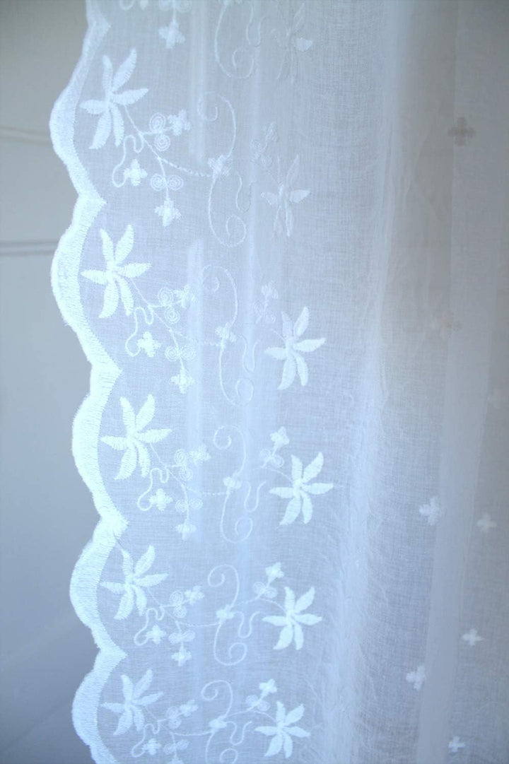 LillaBelle Gardinen Schal Kaya WEIss 1 x 130x250 cm BxH(L) Bestickt Shabby Vintage Landhaus Bandaufh