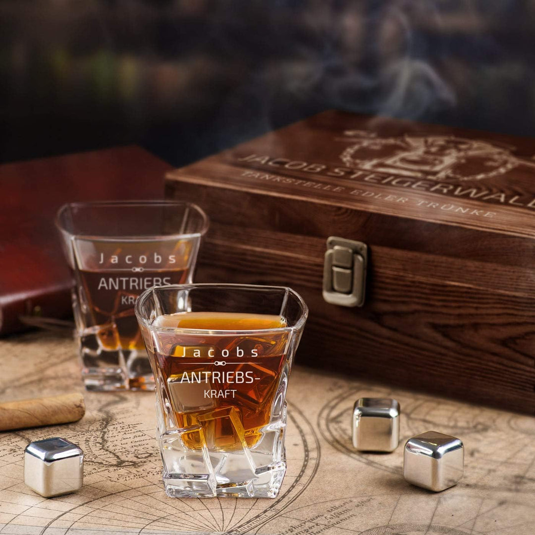 Maverton Whisky Steine Set - in Holzbox mit Gravur - 8 Eiswürfel & 2 Whisky Gläser - wiederverwendba