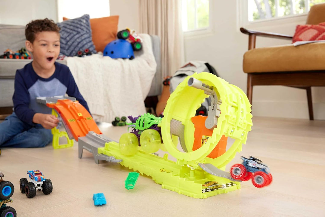 Hot Wheels Monster Trucks Trackset mit 2 Spielzeugtrucks: extragrosser Skelesaurus und 1 Bone Shaker