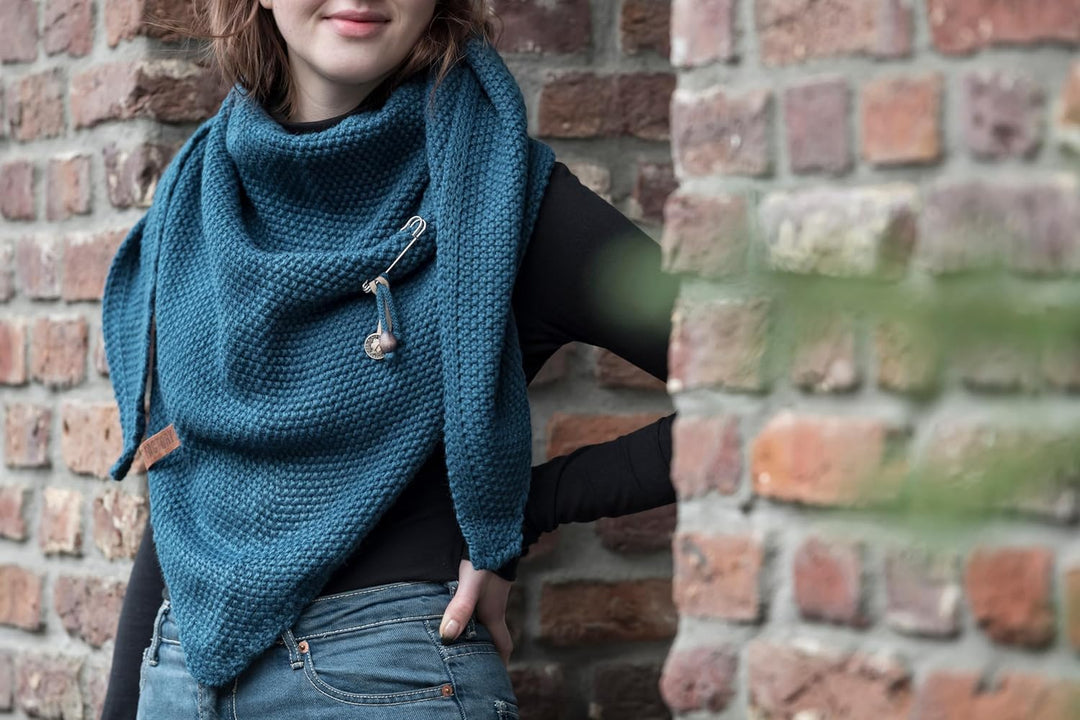 KNIT FACTORY - Dreiecksschal Coco - Damen Strickschal mit Wolle - Umschlagtuch für den Herbst und Wi
