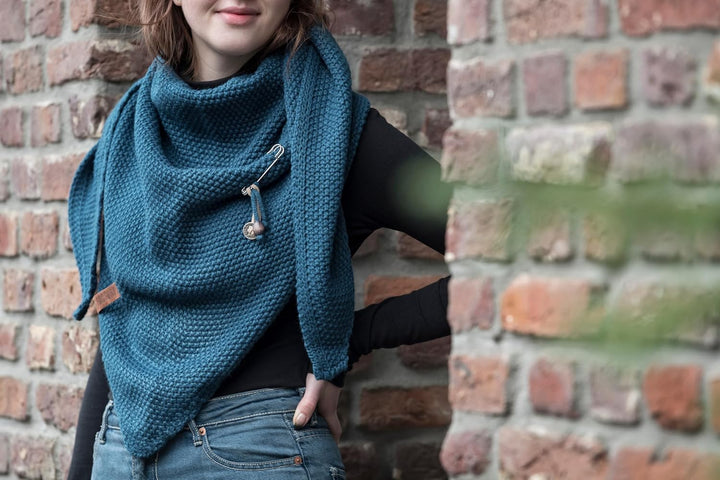 KNIT FACTORY - Dreiecksschal Coco - Damen Strickschal mit Wolle - Umschlagtuch für den Herbst und Wi