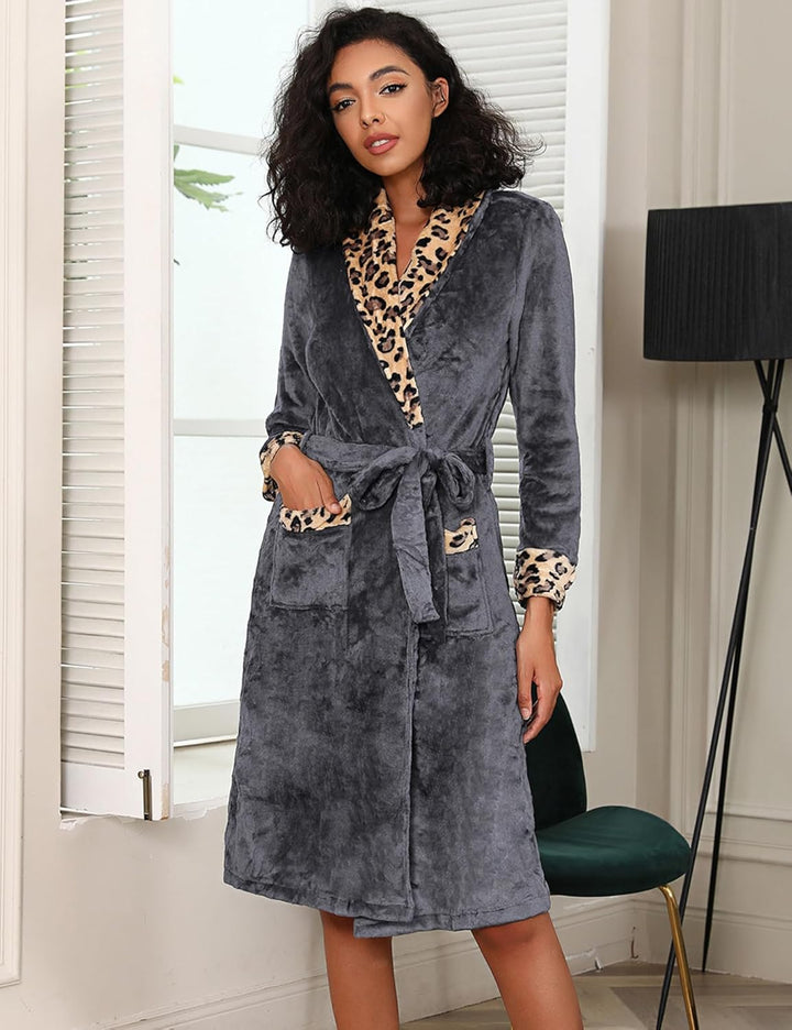 Marvmys Bademantel Damen Lang Flanell Morgenmantel Flauschig Schalkragen Leopardenmuster Fleece Saun