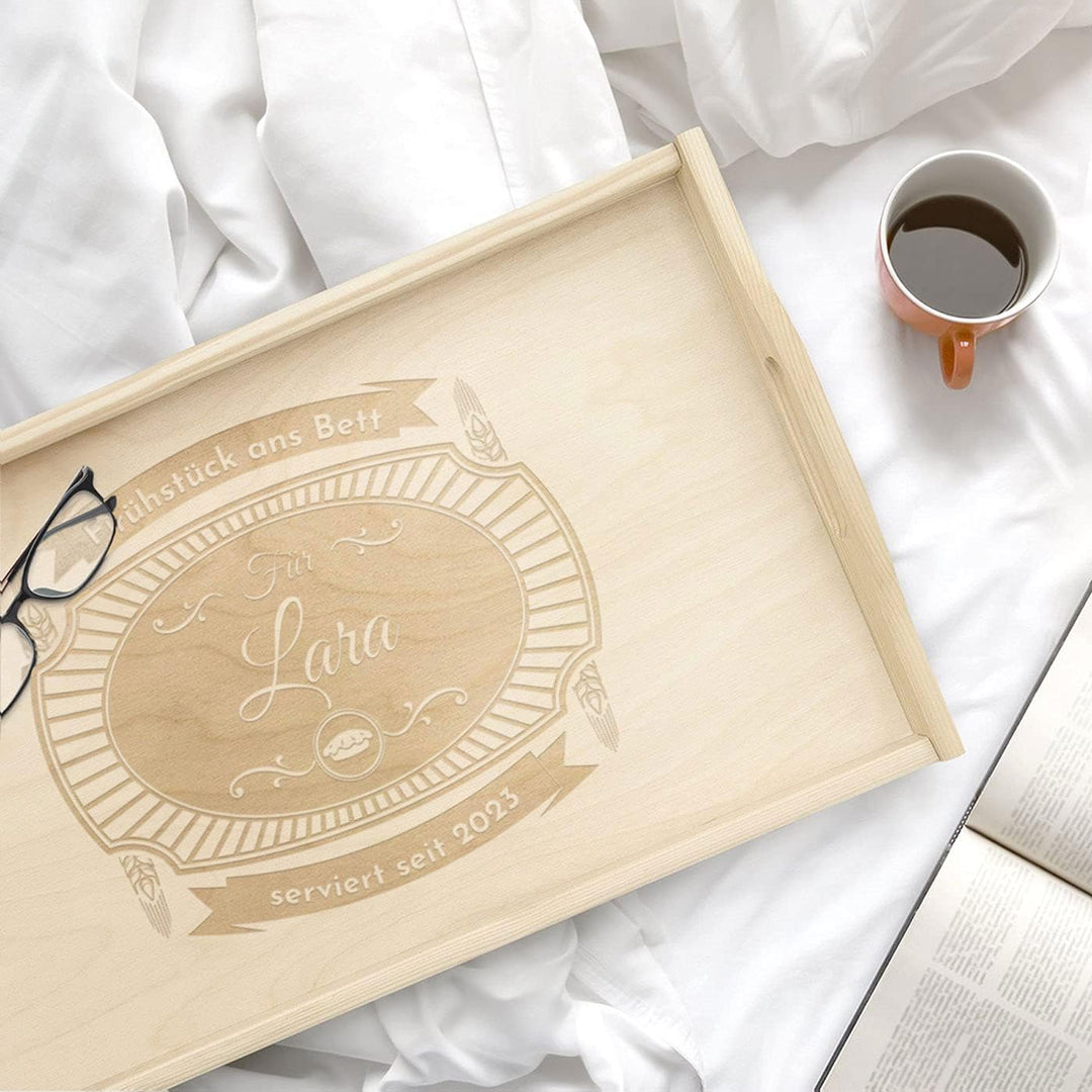 Maverton Serviertablett mit Gravur - personalisiert - Tabletttisch mit Griffen - klappbare Beine - e