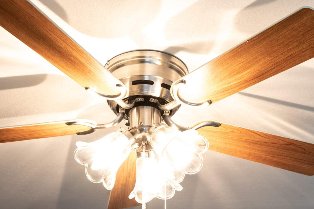 Pepeo - Kisa Deckenventilator mit Beleuchtung | Ventilator mit Zugschalter in Silber mit Wendeflügel