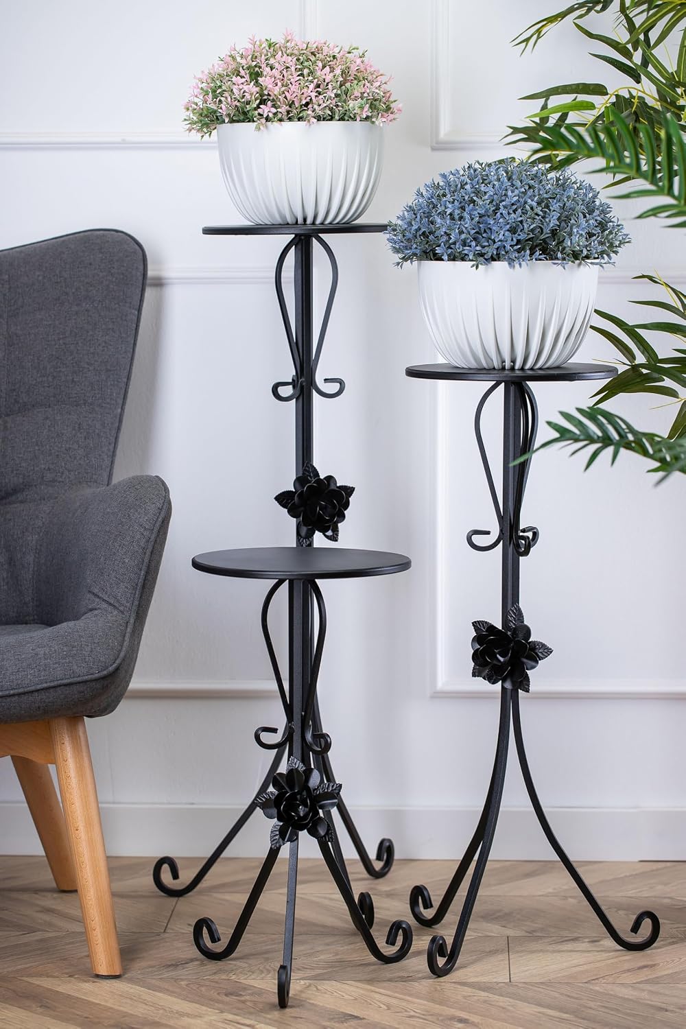Rund Pflanzenständer Metall 55 cm Hoch | Handgefertigter Blumenhocker Metall mit Dekorativen Element