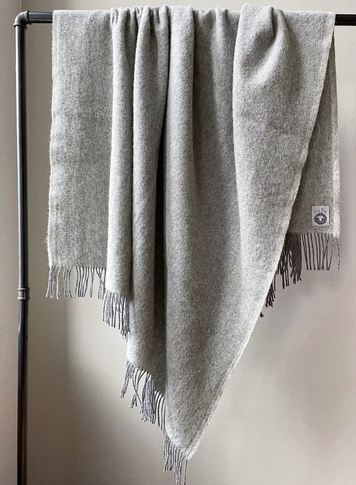 JOWOLLINA Wolldecke Plaid mit Fransen 100% Merinowolle (130x200 cm, Uni Anthrazit Melange) 130x200 c
