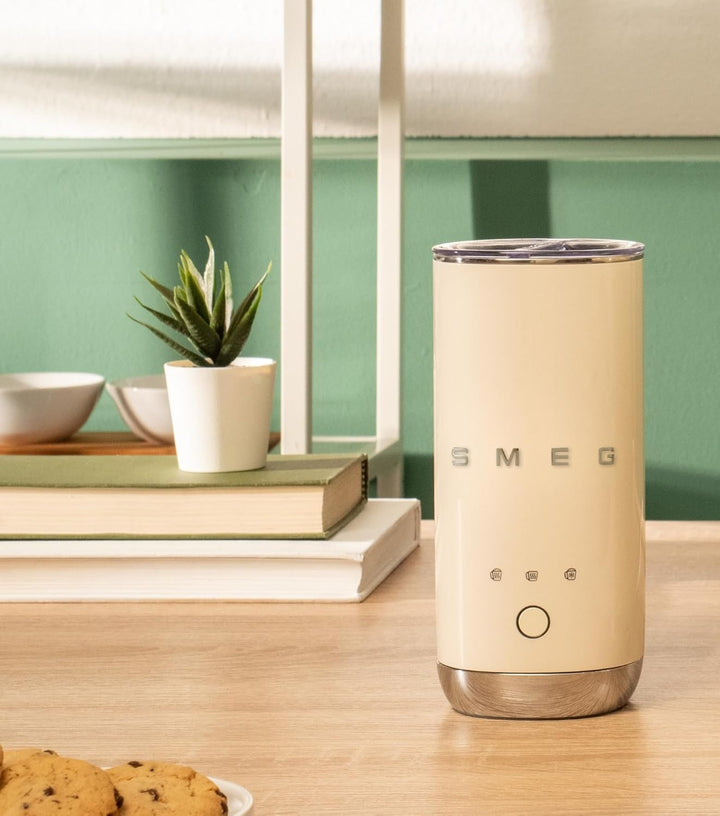 Smeg, MFF02BLEU Elektrischer Milchaufschäumer, 3 Getränkefunktionen, abnehmbarer Schneebesen, Antiha