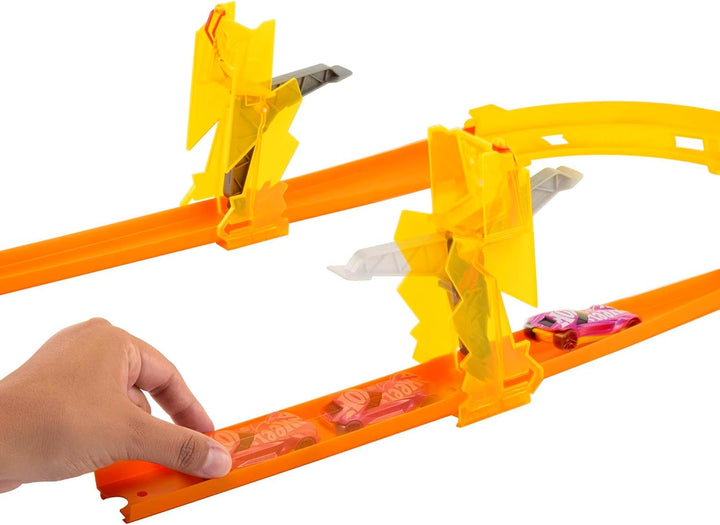 Hot Wheels Trackset mit 1 Hot Wheels Auto, 12 Track-Beschleunigungselementen, stapelbarer Spielzeuga