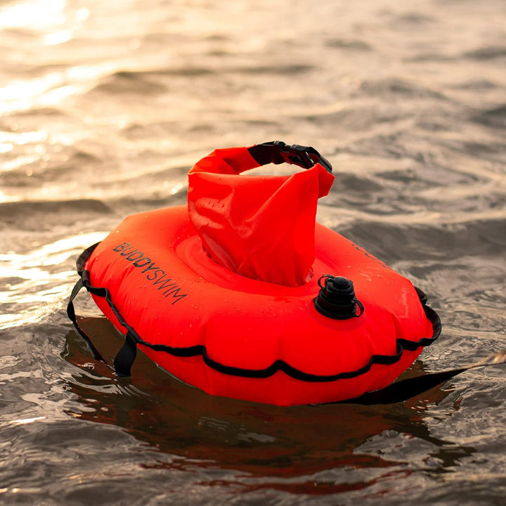 BUDDYSWIM Schwimmboje Hydrastation 10 L mit leicht zugänglicher zentraler wasserdichter Tasche zur A