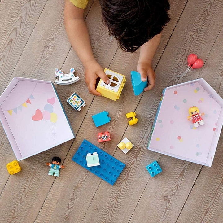 LEGO 10925 DUPLO Spielzimmer-Spielbox, Lernspielzeug, Puppenhaus mit grossen Bausteinen, Spielzeug f