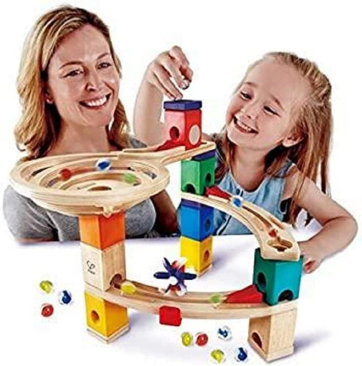 Hape E6021 Starter Set Quadrilla, Kugelbahn mit 27 Bauteilen aus Holz und 30 Murmeln, ab 4 Jahren &amp;