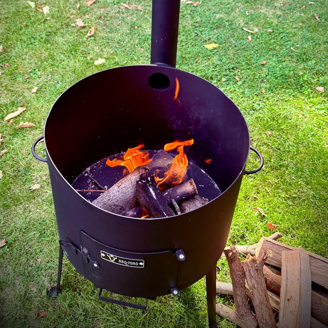 BBQ-Toro Kazan Ofen Ø 44 cm | Gulaschkessel mit Schaumlöffel und Schürhaken | Outdoor Ofen mit Rohr,
