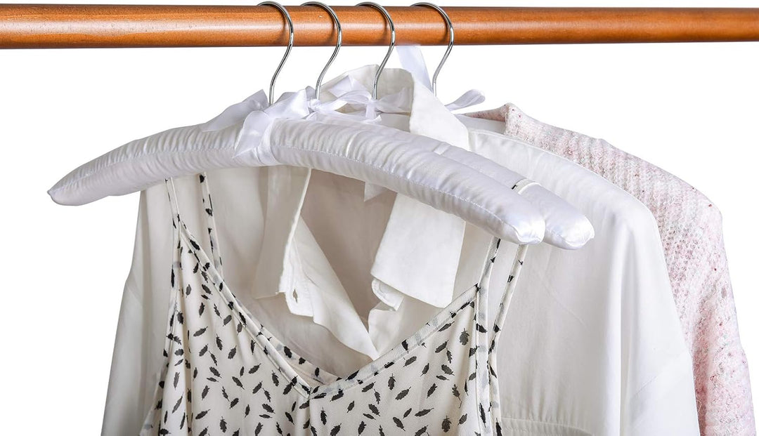 Amber Home 10 Stück 43cm Weiss Kleiderbügel aus Satin, Weiche Seide Aufhänger für T-Shirt Hemd Mante