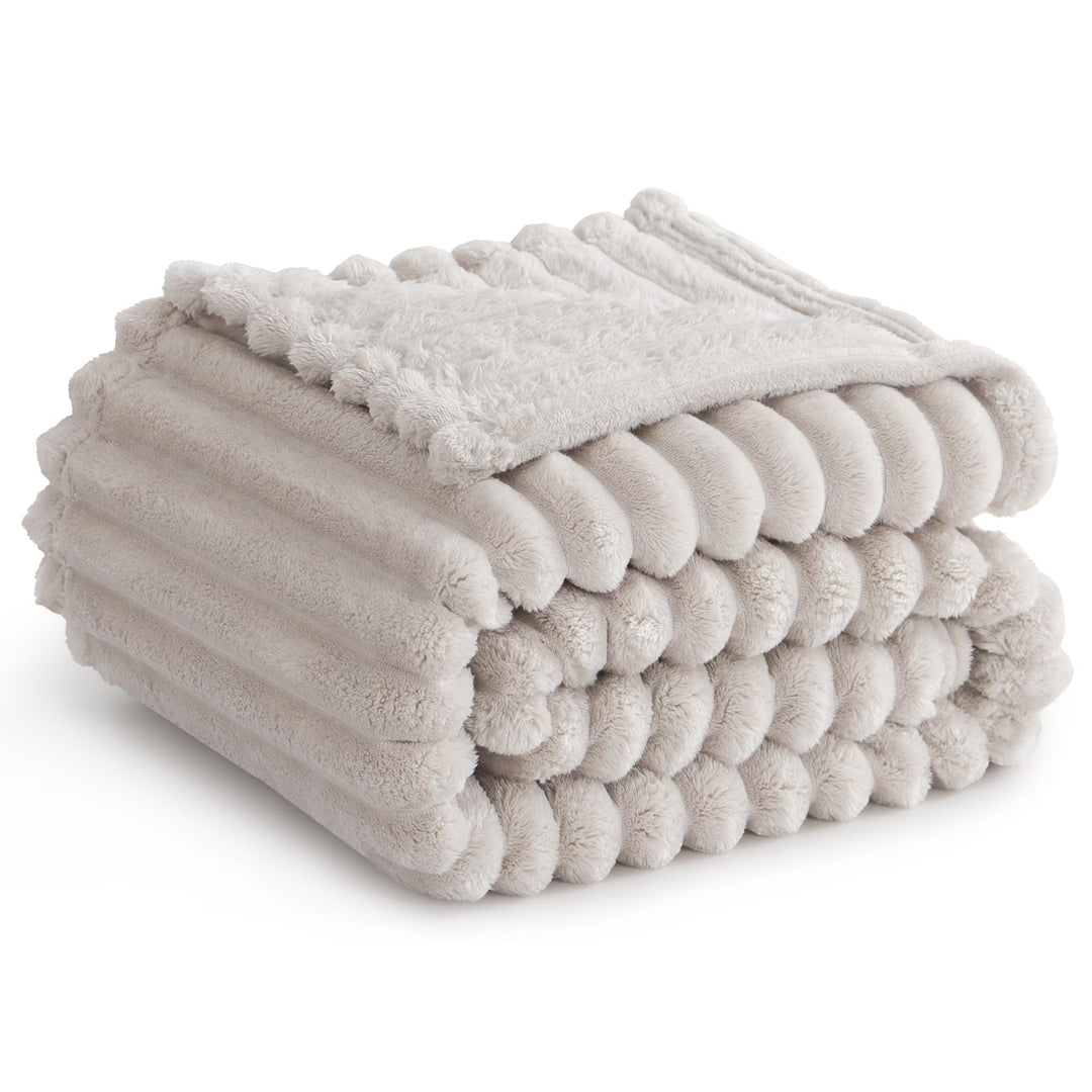 RUIKASI Kuscheldecke Flauschig Decke Beige - 150x200cm Fleecedecke Sofadecke Couchdecke für Wohnzimm