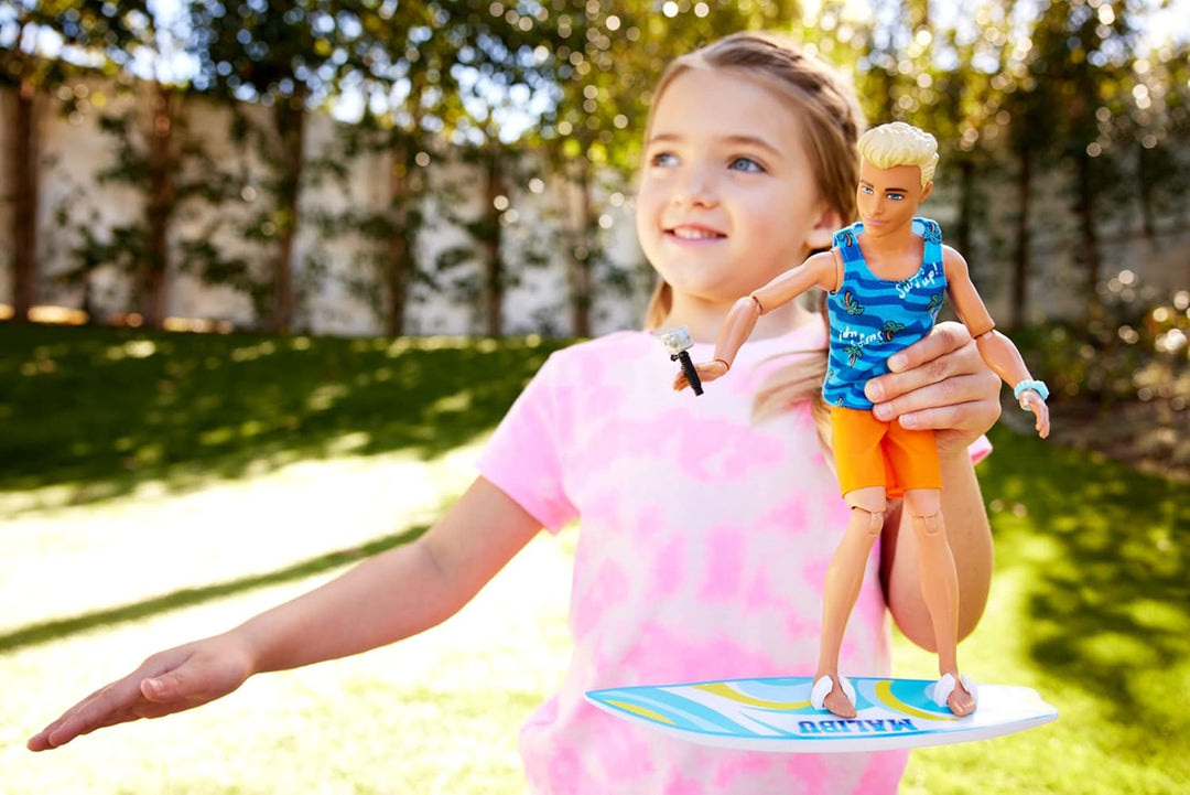 Barbie Ken Surfer Set - Bewegliche Blonde Ken-Puppe mit Surfbrett, Hündchen und Strand-Accessoires f