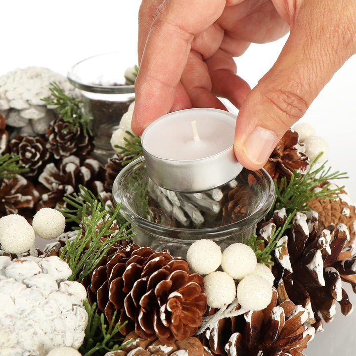 COM-FOUR® Tischkranz für Weihnachten - weisser Adventskranz mit Zapfen - Dekokranz mit 4 Teelichthal