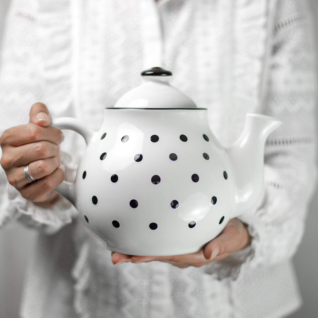 City to Cottage® - Teekanne für 4-6 Tassen | Weiss und Schwarz | Polka Dots | Handgemacht | Teekanne