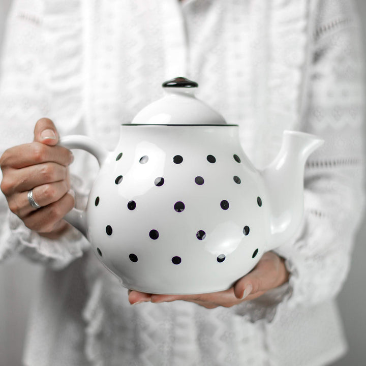 City to Cottage® - Teekanne für 4-6 Tassen | Weiss und Schwarz | Polka Dots | Handgemacht | Teekanne
