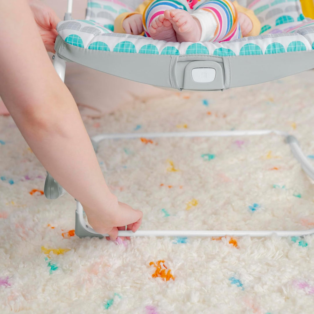 Bright Starts Rosy Rainbow Babywippe mit Vibration, Babysitz für Mädchen oder Jungs, Neugeborenes +