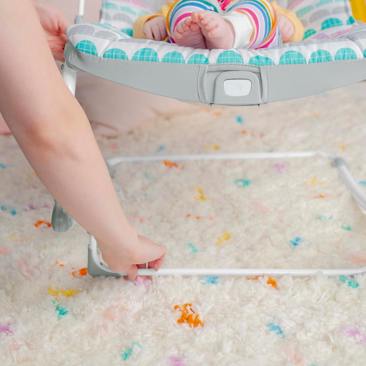 Bright Starts Rosy Rainbow Babywippe mit Vibration, Babysitz für Mädchen oder Jungs, Neugeborenes +