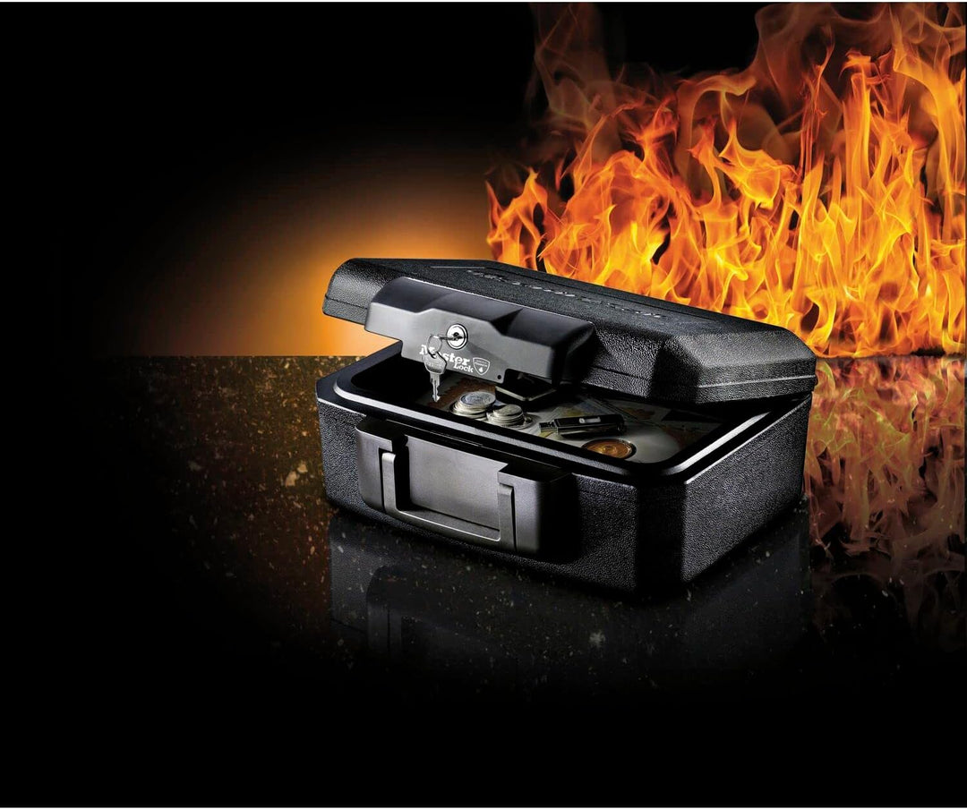 Master Lock Tresor Feuerfest und Wasserdicht mit Schlüssel, Dreifacher Schutz - Flug, Feuer und Flut