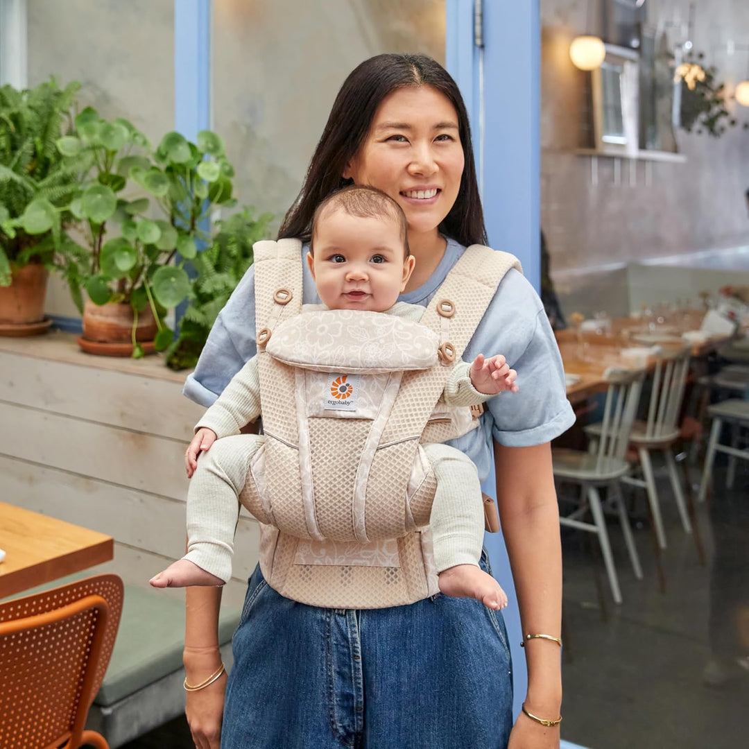 Ergobaby Omni Breeze Babytrage für Neugeborene ab Geburt bis 20kg, 4 Positionen SoftFlex Mesh Ergono
