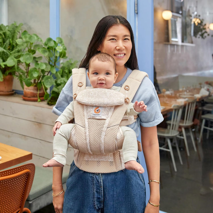Ergobaby Omni Breeze Babytrage für Neugeborene ab Geburt bis 20kg, 4 Positionen SoftFlex Mesh Ergono