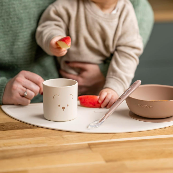 Nattou Silikon-Geschirr für Kinder, 4-tlg., 1 Löffel, 1 Schale mit Deckel, 1 Trinkbecher, 1 Tischset
