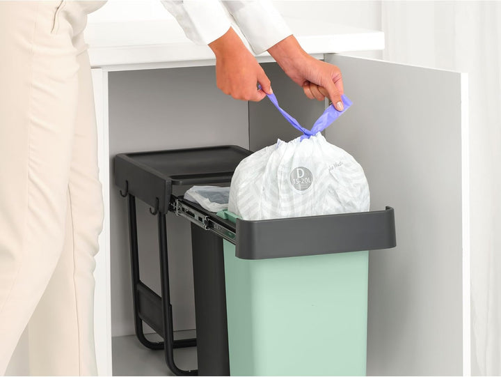 Brabantia Sort &amp; Go Ausziehmülleimer | 2 x 15 l Einbaumülleimer für die Unterschranktür | Integriert