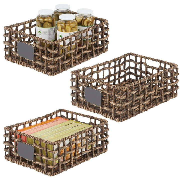 mDesign 3er-Set Aufbewahrungskorb für den Schrank oder das Regal – Flechtkorb mit Beschriftungsschil