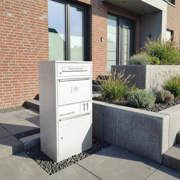 Metzler Paketbox draussen gross in Weiss RAL9016 - Briefkasten mit Paketfach personalisiert mit Grav