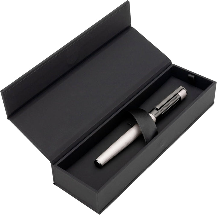 Hugo Boss Gear Ribs Füllfederhalter aus Messing und Aluminium in der Farbe Chrome, Länge: 13,8cm, Fe