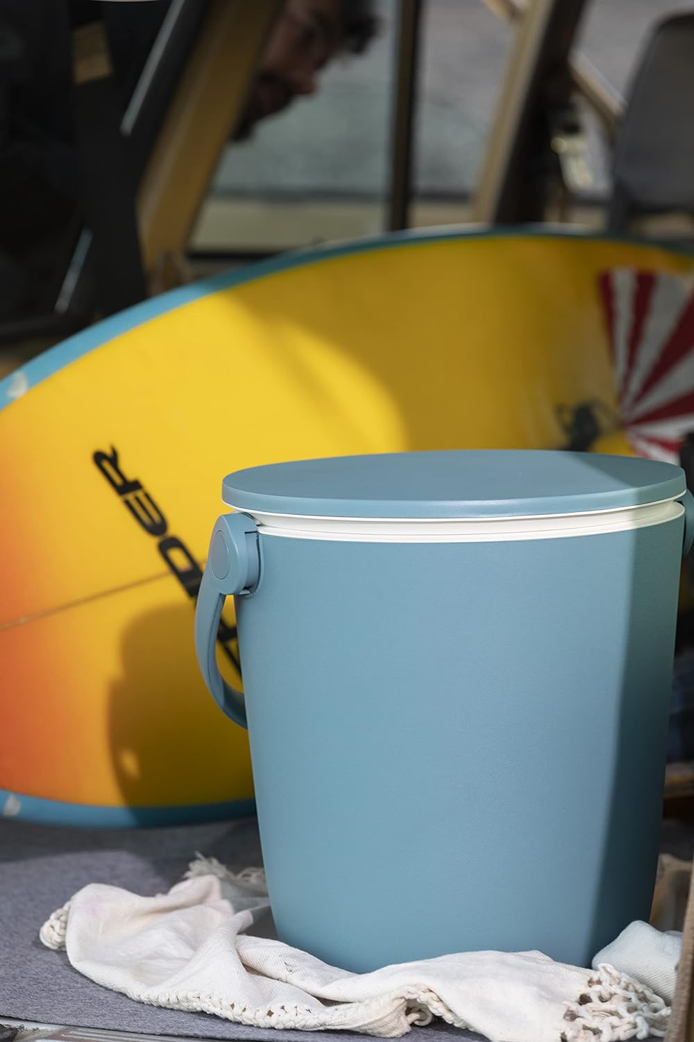 Keter Kühlbox Go Bar, mobiler 2-in-1-Getränkekühler und Serviertisch, ausziehbar, blau, wetterfest