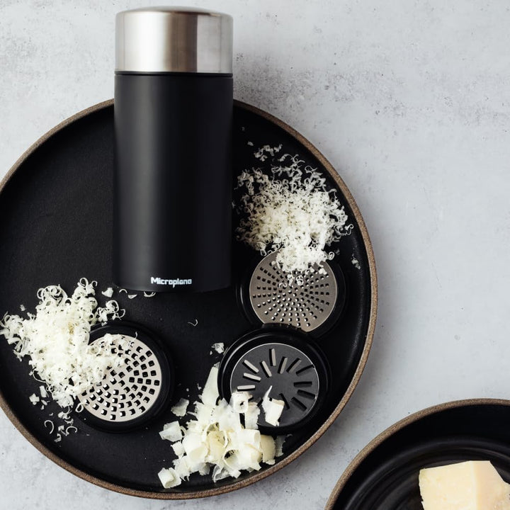 Microplane Universal Mill Edelstahlreibe mit Deckel | Ideal für Käse, Schokolade, Knoblauch, Nüsse,