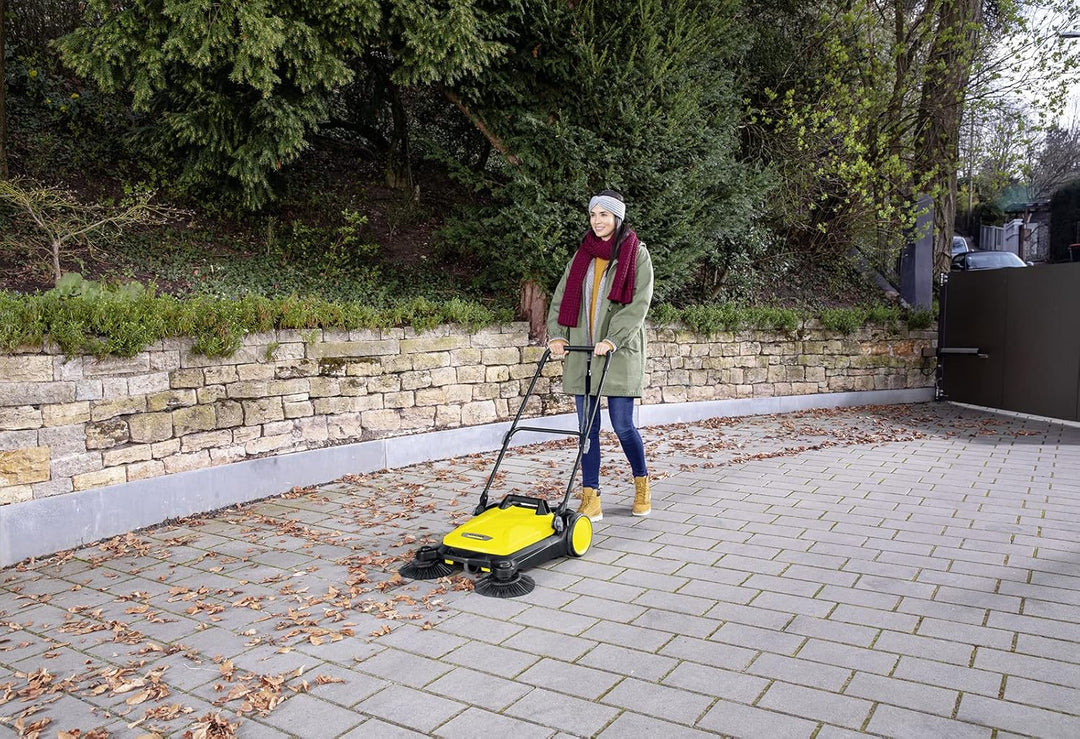 Kärcher Kehrmaschine S 4 Twin (Max. Flächenleistung: 2400m²/h, 2 Seitenbesen, Kehrbehälter: 20 l, Ar