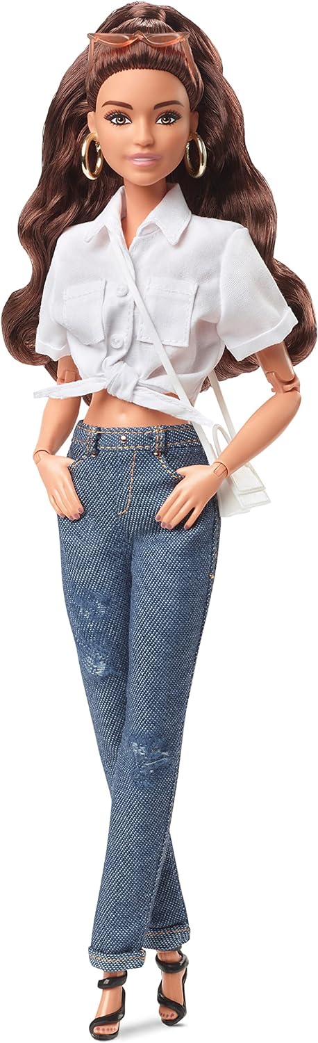 Barbie HCB75 - Signature @BarbieStyle bewegliche Modepuppe (brünett) mit zwei Tops, Rock, Jeans, Jac