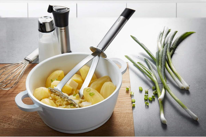 Gefu 29204 Ovaler Edelstahl Kartoffelstampfer PRIMELINE mit Fingerstopp aus Kunststoff, Silber / Sch