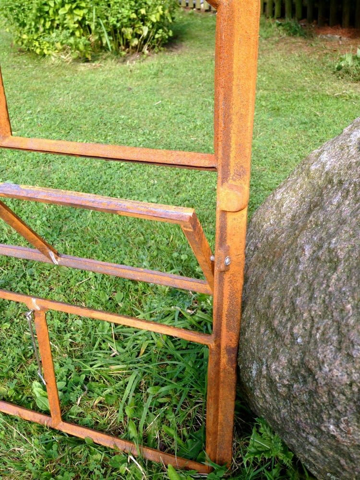 Antikas - Eisenfenster mit Kippflügel zum Öffnen Fenster wie altes Stallfenster