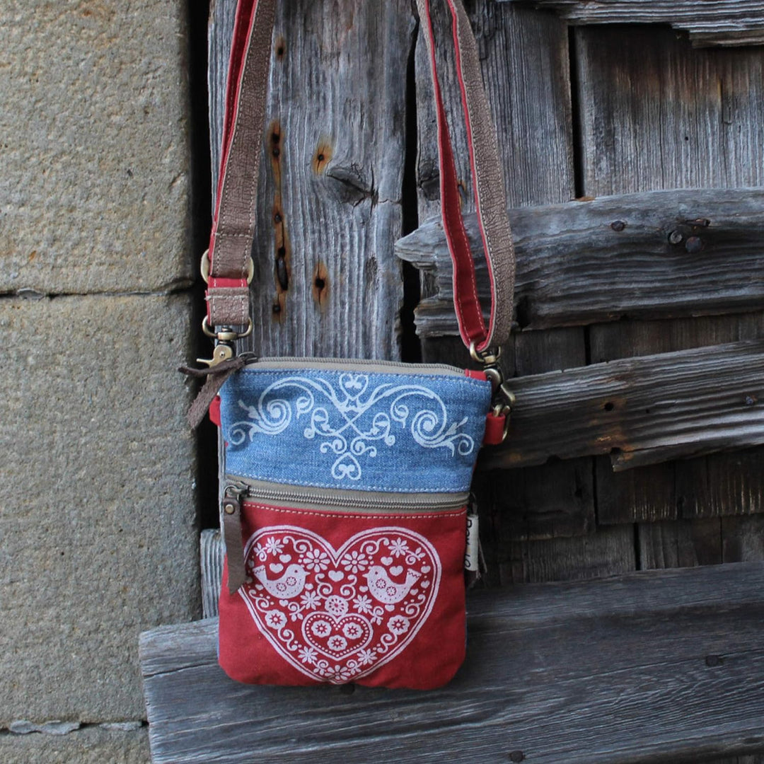 Domelo Trachtentasche. kleine Nachhaltige Umhängetasche aus Recycelte Jeans. Crossbody Bag mit Herz