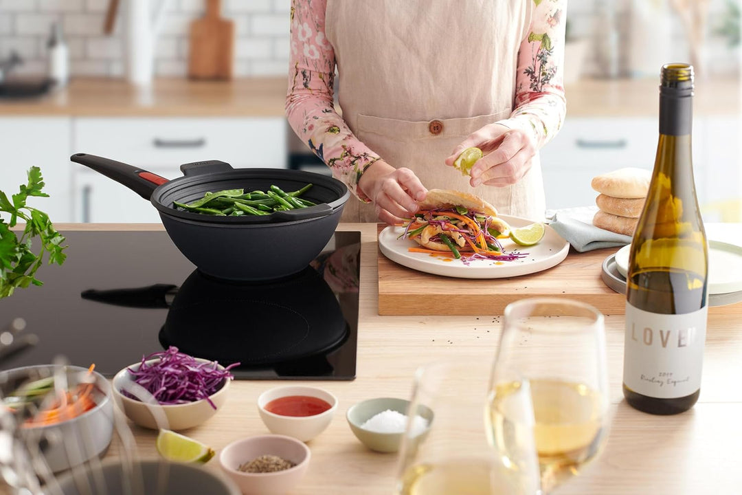 Woll Diamond Lite Wok- und Rührpfanne - Induktiv -, Ø 24 cm, 9 cm hoch - Geeignet für alle Herdarten