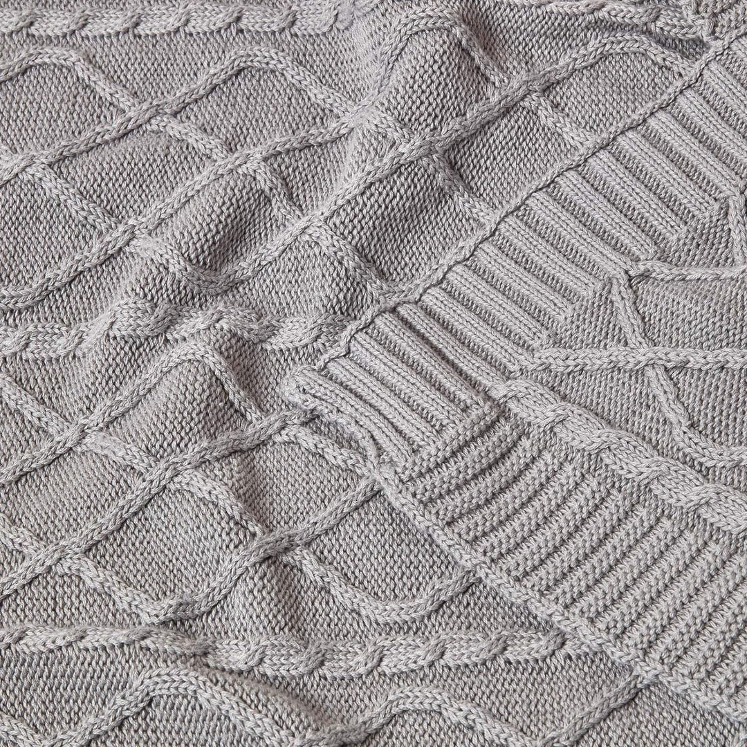 HOMESCAPES gestrickte Tagesdecke mit Zopfmuster, weiche Wohndecke, grau, 100% Baumwolle, Strickdecke