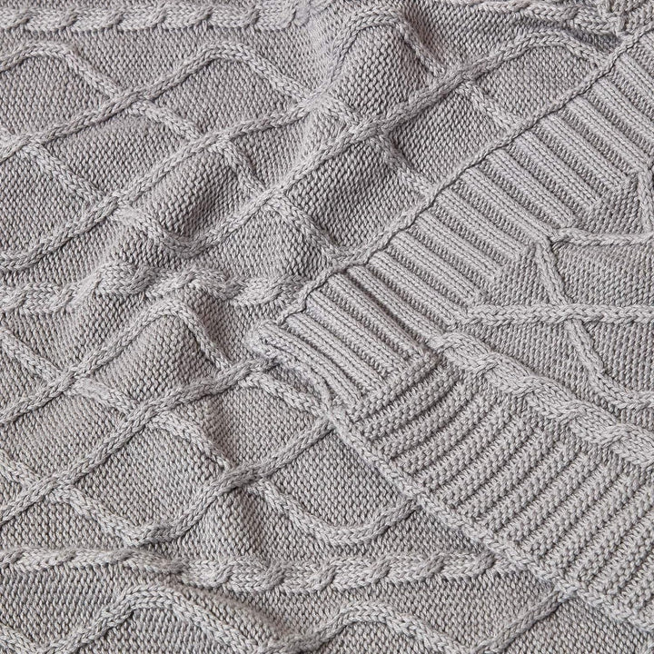 HOMESCAPES gestrickte Tagesdecke mit Zopfmuster, weiche Wohndecke, grau, 100% Baumwolle, Strickdecke